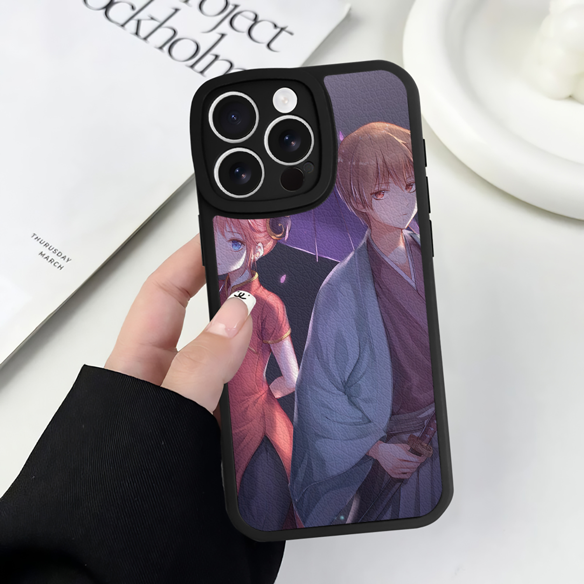 （画像用） ぎんたま 坂田銀時（さかたぎんとき） 神楽 志村新八（しむら しんぱち） GINTAMA Sakata Gintoki Kagura Shimura Shinpachi 【iPhone 16シリーズ対応】シリコンスマホケース（レザー調） 材質：シリコン
